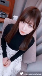 💖 [Uncensored] 这学妹好嫩，露脸丝袜镜头玩炮击，享受不停抽插浪叫，被干的都快哭了表情好骚，旁边小哥哥指挥还拿手机录像